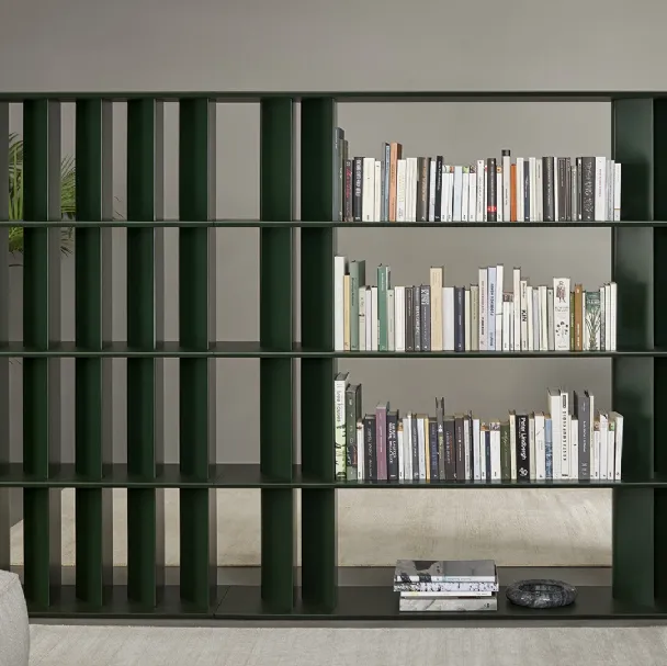 Libreria divisoria Dogma in metallo laccato con ripiani in legno laccato opaco di Bonaldo