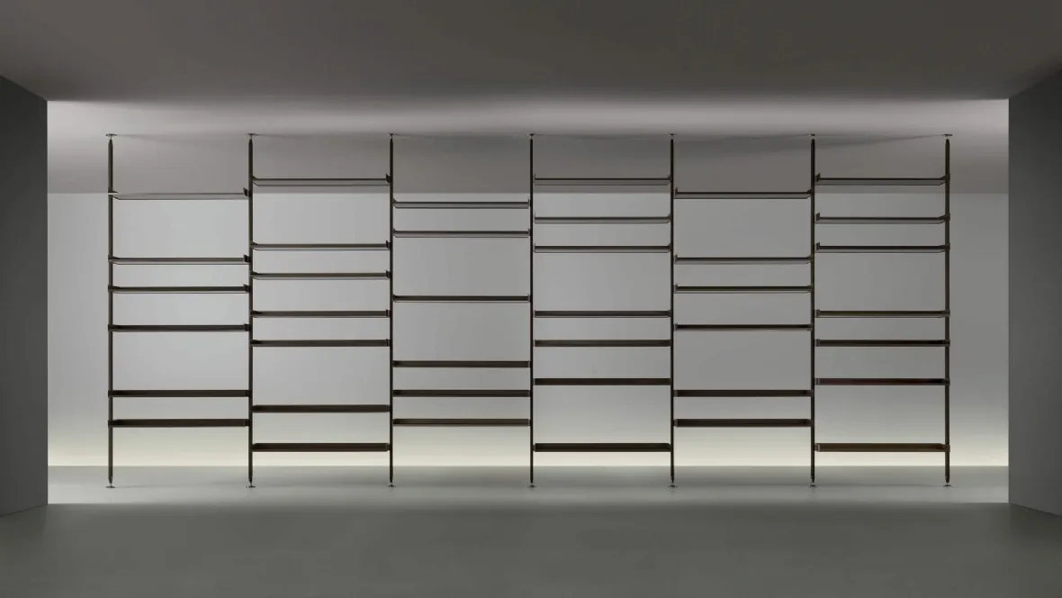 Libreria divisoria Zenit in metallo finitura Brown con mensole in vetro di Rimadesio