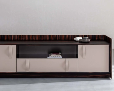 Madia Gentleman con struttura in legno multistrato curvato rivestito esternamente in pelle bianca, internamente in ebano con top in ebano di Flou