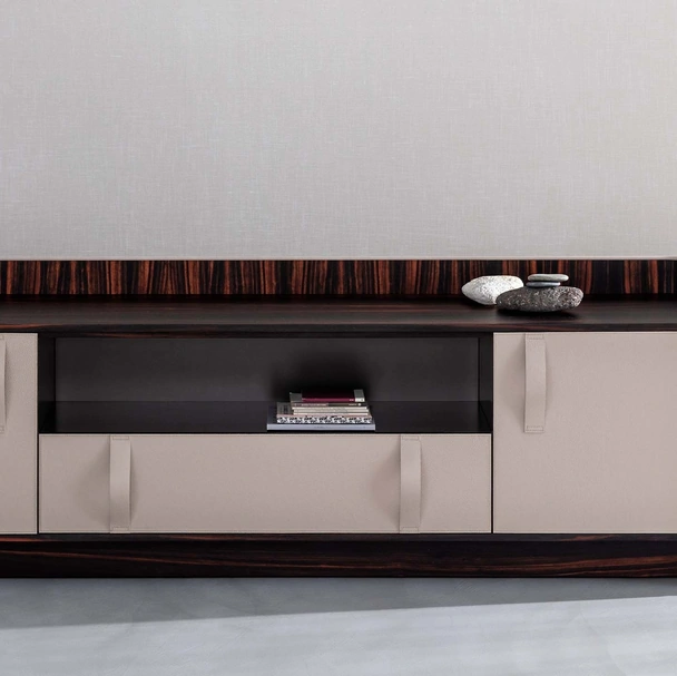 Madia Gentleman con struttura in legno multistrato curvato rivestito esternamente in pelle bianca, internamente in ebano con top in ebano di Flou