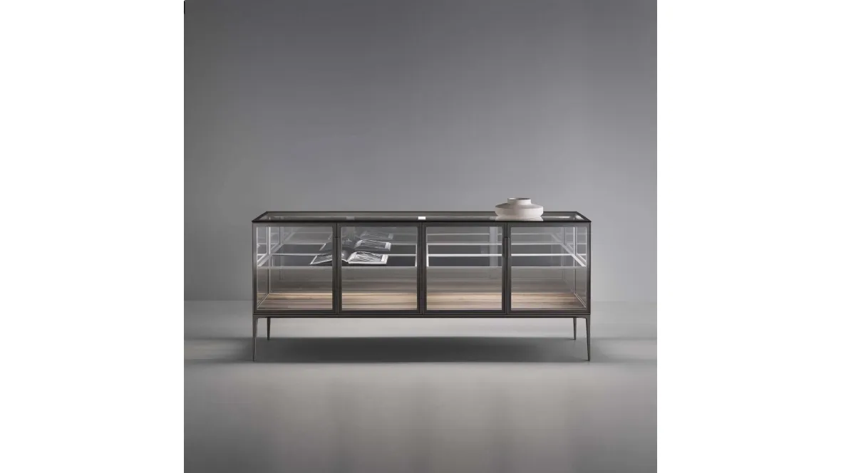 Madia Alambra in vetro con struttura in metallo e basamento in noce di Rimadesio