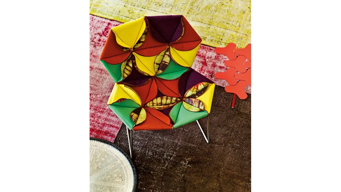 Poltroncina di design in tessuto con lavorazione a petali sul davanti Antibody di Moroso
