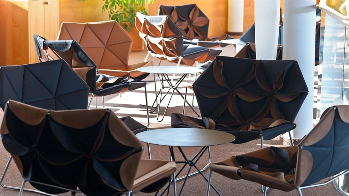 Poltroncina di design in tessuto con lavorazione a petali sul retro Antibody di Moroso