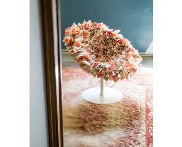 Poltroncina di design con stelo in metallo cromato e seduta formata da un bouquet di petali in tessuto Bouquet di Moroso