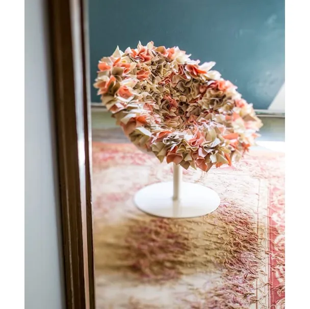 Poltroncina di design con stelo in metallo cromato e seduta formata da un bouquet di petali in tessuto Bouquet di Moroso