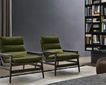 Poltroncina Ipanema in rovere con seduta in cuoio e cuscino con rivestimento in velluto di Poliform