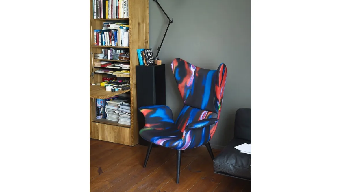 Poltroncina in tessuto con gambe in frassino verniciato Longwave di Moroso