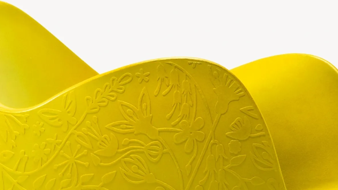 Poltroncina di design in polietilene con ricamo stampato in rilievo O-Nest di Moroso