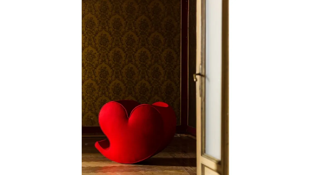 Poltrona in tessuto rosso a forma di cuore Soft Heart di Moroso