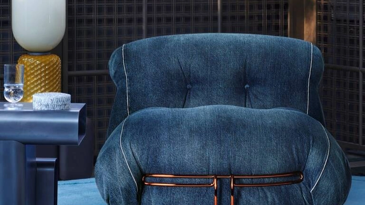 Poltrona di design in tessuto imbottito Soriana denim di Cassina