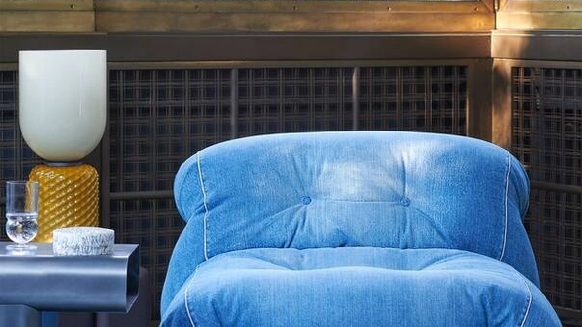 Poltrona di design in tessuto imbottito Soriana denim di Cassina