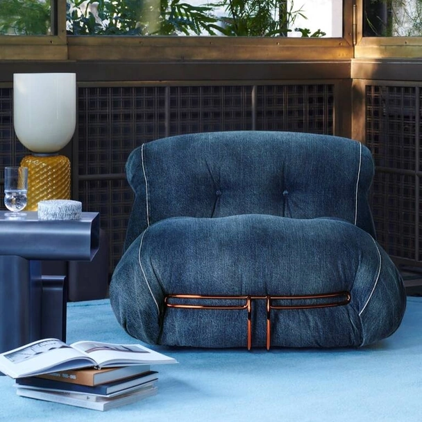 Poltrona di design in tessuto imbottito Soriana denim di Cassina