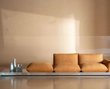 Divano lineare in pelle Aura di Baxter