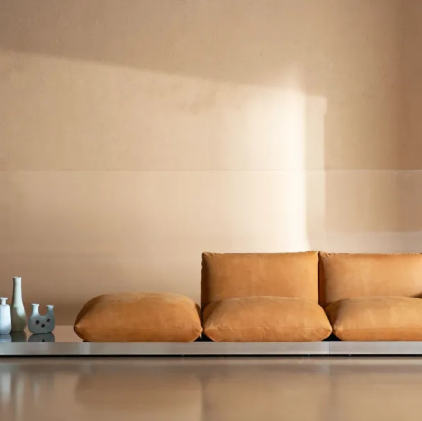 Divano lineare in pelle Aura di Baxter