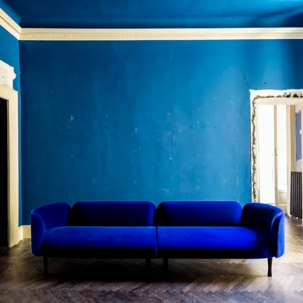 Divano lineare in velluto blu Josephine di Moroso