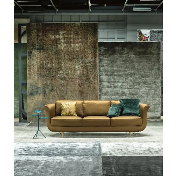 Divano lineare in tessuto con piedini in faggio naturale Big Mama di Moroso