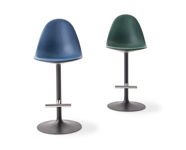 Sgabello Caprice Stool in pelle con struttura girevole in alluminio di Cassina