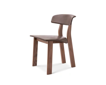 Sedia di design Back-Wing in pelle con struttura in legno massello di Cassina