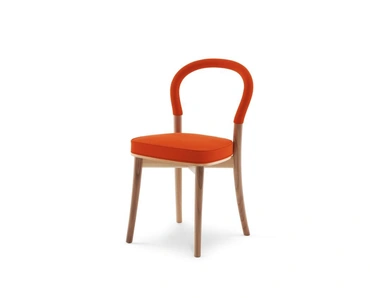 Sedia in tessuto imbottito con struttura in massello di frassino Göteborg di Cassina
