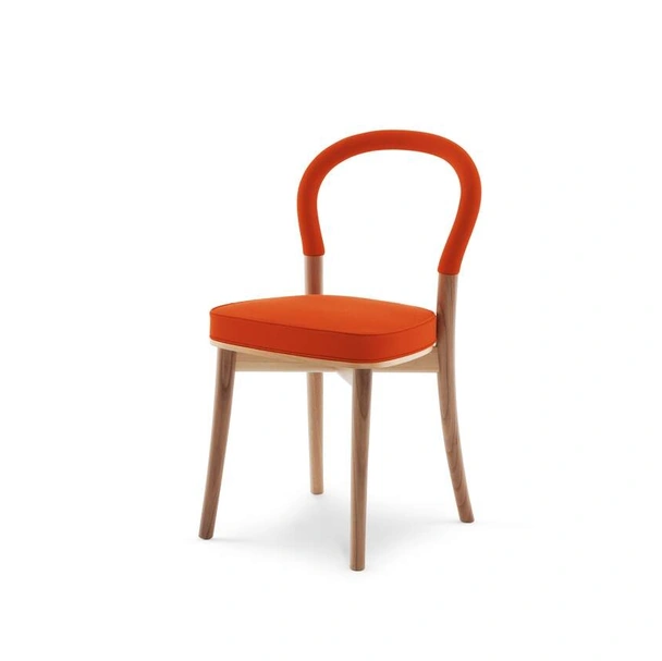 Sedia in tessuto imbottito con struttura in massello di frassino Göteborg di Cassina