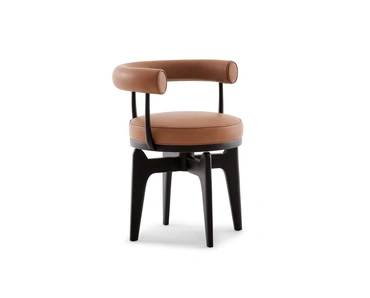 Sedia girevole Indochine in pelle imbottita con struttura in legno massello di Cassina