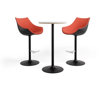 Sgabello Passion Stool con struttura girevole a tulipano in alluminio e seduta in tessuto di Cassina