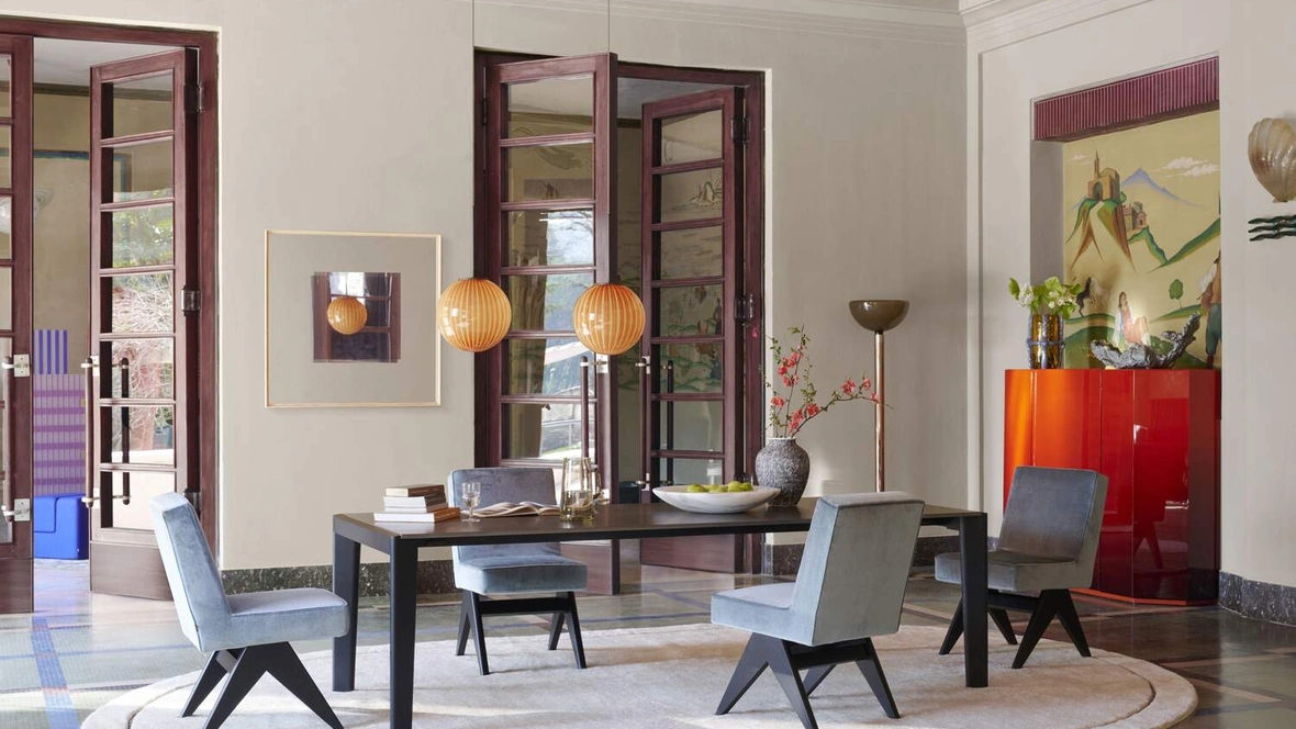 Sedia di design Committee in tessuto imbottito e legno massello di rovere tinto nero di Cassina