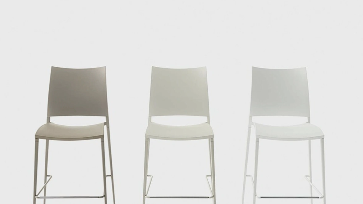 Sgabello Sand in polipropilene di Desalto