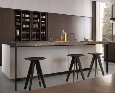 Sgabello con seduta e struttura in rovere e poggiapiedi in acciaio inox Ics di Poliform