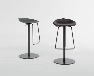 Sgabello minimale con seduta in plastica o rivestita in cuoio Tab di Bonaldo