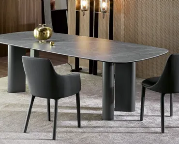 Tavolo Geometric Table con piano in ceramica e base in metallo di Bonaldo
