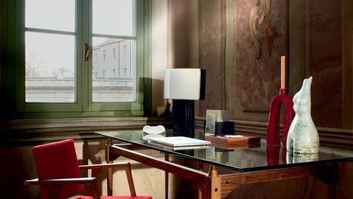 Tavolo TL3 con piano in cristallo e struttura in legno massello di Cassina
