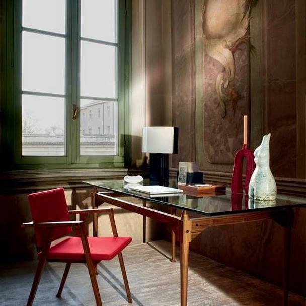 Tavolo TL3 con piano in cristallo e struttura in legno massello di Cassina