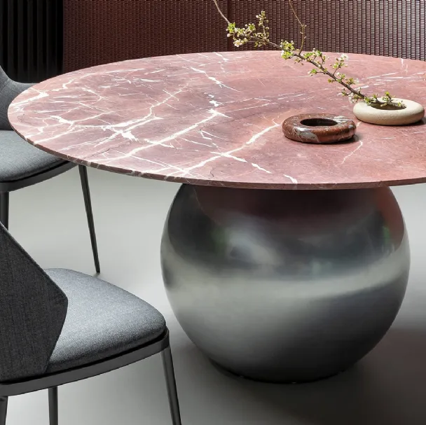Tavolo rotondo con piano in marmo Rosso Carpazi e base sferica in metallo finitura Platino Circus di Bonaldo