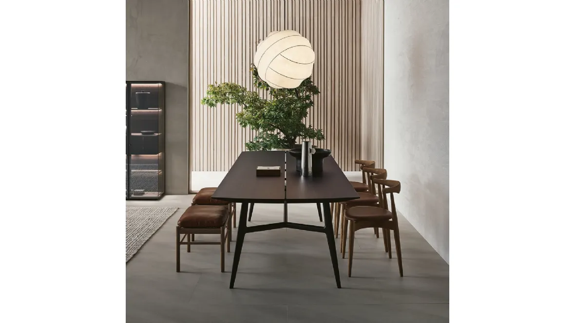 Tavolo Francis con top in legno tinto ebano di Rimadesio