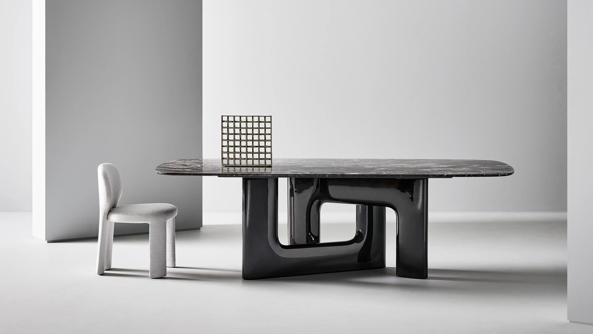 Tavolo di design Liaison con top in marmo e base in poliuretano di Bonaldo