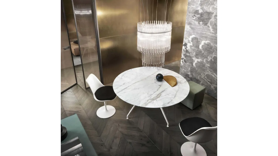 Tavolo rotondo Manta con top in marmo di Rimadesio