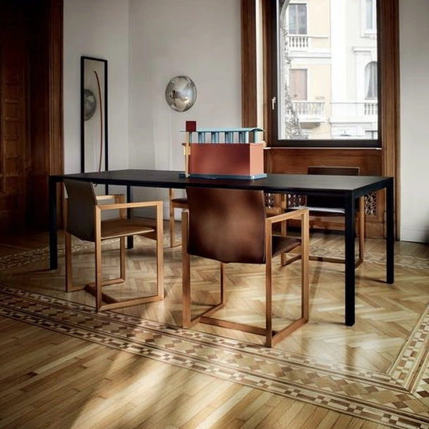 Tavolo allungabile Naan in legno di rovere tinto nero di Cassina