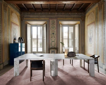Tavolo scultoreo Ordinal realizzato completamente in marmo di Cassina