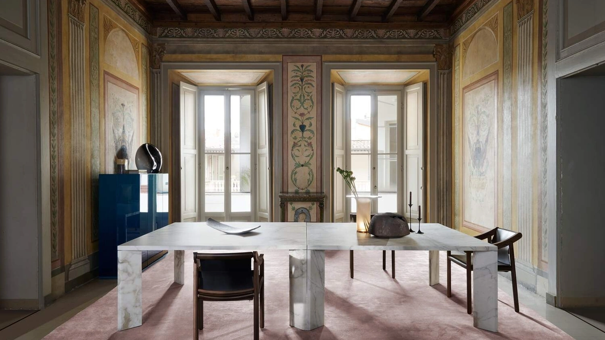 Tavolo scultoreo Ordinal realizzato completamente in marmo di Cassina