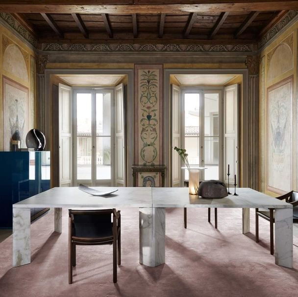 Tavolo scultoreo Ordinal realizzato completamente in marmo di Cassina