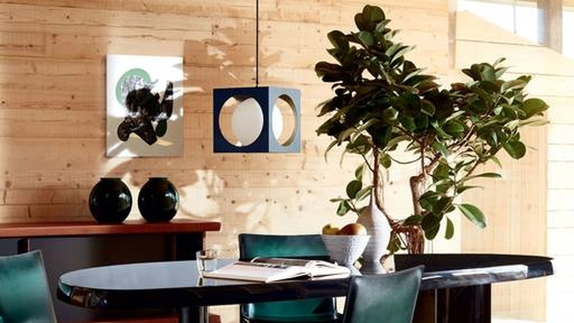 Tavolo Table En Forme Libre con piano asimmetrico in legno laccato nero lucido di Cassina