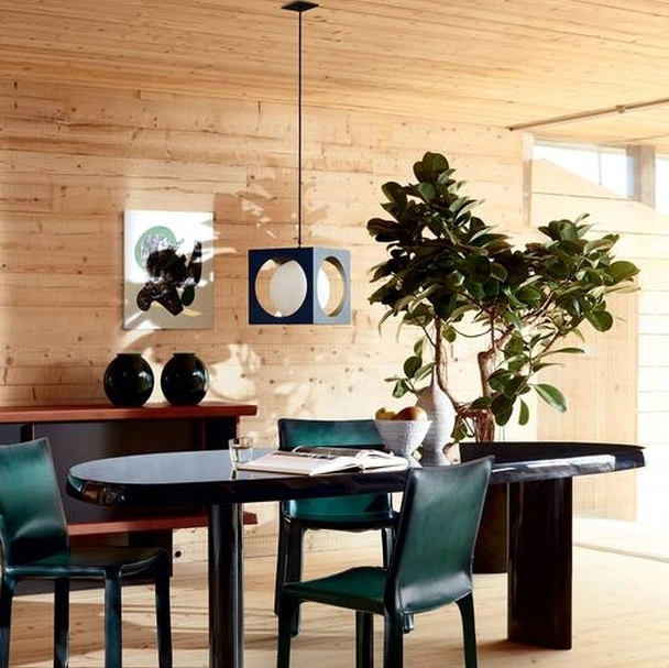 Tavolo Table En Forme Libre con piano asimmetrico in legno laccato nero lucido di Cassina