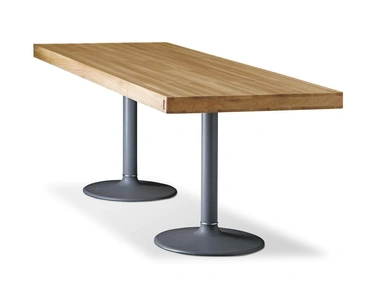 Tavolo Pieds Corolle con piano in legno di noce naturale e base in ghisa di Cassina