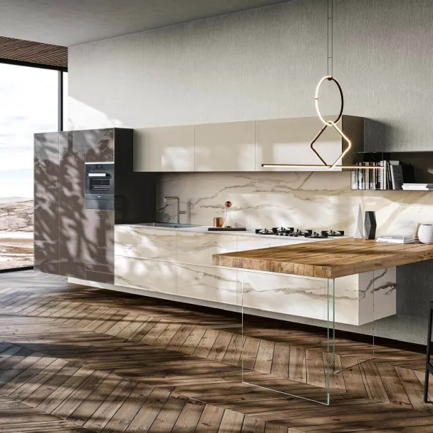 Cucina Design sospesa 36e8 Marble XGlass Calacatta Gold con penisola in legno di Rovere con base in vetro trasparente di Lago