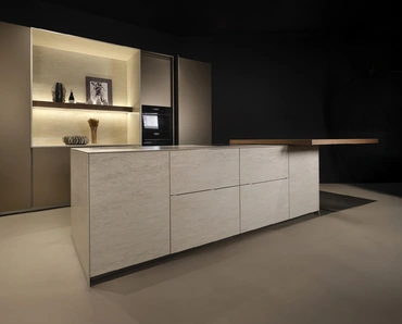 Cucina Design con isola Arena + Giza + Altea in laccato e ceramica di Maistri