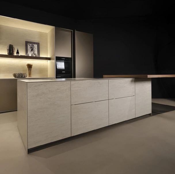 Cucina Design con isola Arena + Giza + Altea in laccato e ceramica di Maistri