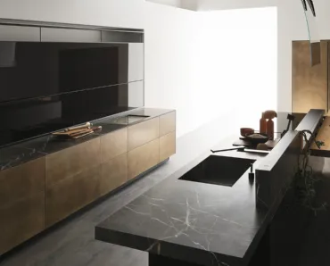Cucina Design con isola Artematica Ottone Anticato di Valcucine