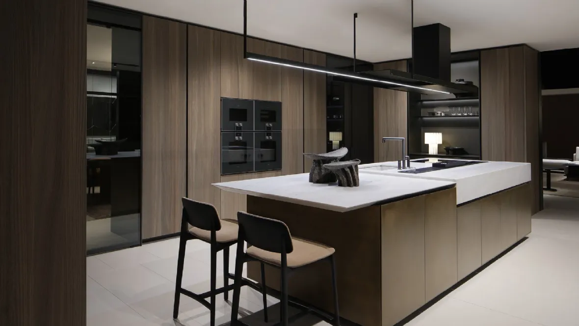 Cucina Design con isola Artex Pro in Olmo Fossile e laccato metallizzato di Poliform