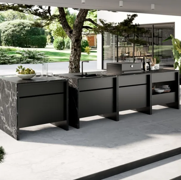 Cucina Design lineare componibile realizzata in alluminio verniciato a polvere e rivestito in pietra naturale Btable di Maistri
